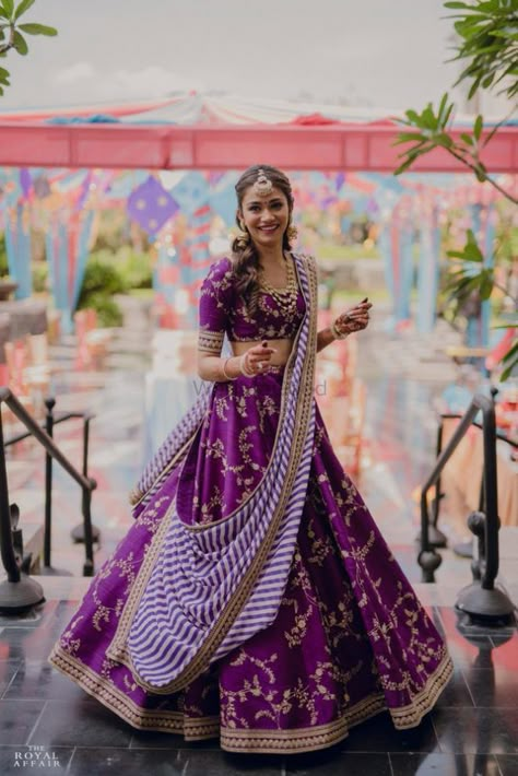 Dupatta Draping Styles, Party Lehenga, Lehenga For Wedding, Dupatta Draping, Lehenga With Dupatta, Draping Styles, Purple Lehenga, Dreamy Decor, Simple Lehenga