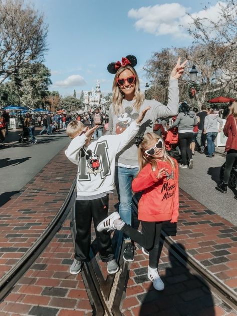 Disney Family Pictures, Disneyland Family Outfits, Disneyland Christmas Outfit, Disneyland Outfit Ideas, Disneyland Ideas, Outfit Ideas For Moms, Disney Family Outfits, Amusement Park Outfit, Disneyland Family