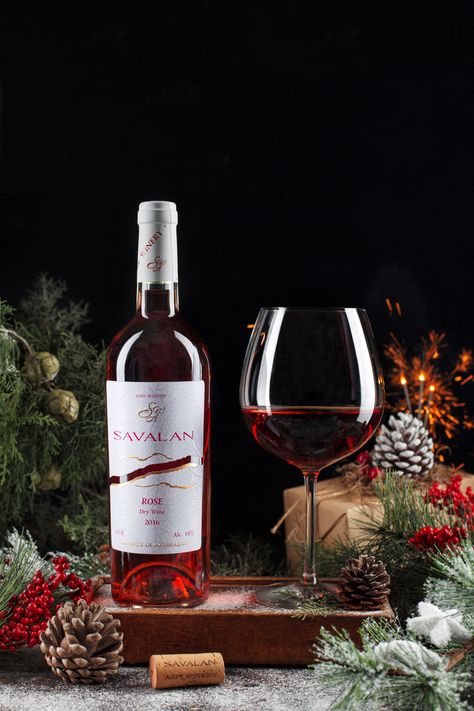 Christmas Theme Food Photography, Christmas Wine Photoshoot, Red Wine Product Photography, Wine Christmas Photography, Wine Photoshoot, Wine Bottle Photography, Wine Advertising, Christmas Advertising, Dry Wine