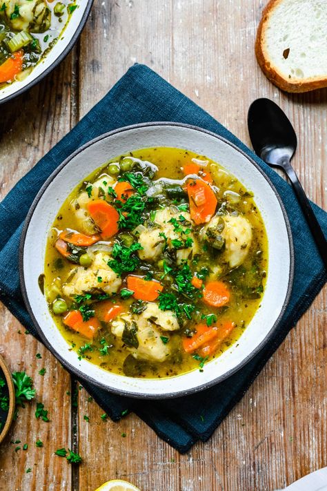 Our vegetarian take on a comforting and nostalgic soup. This Vegetable Dumpling Soup is packed with nutritious vegetables, fresh herbs, and doughy homemade dumplings that couldn't be easier to make. Vegetable Dumpling Soup, 300 Calorie Dinner, Chicken And Dumpling Soup, Cozy Soups, Instant Pot Turkey, Vegetable Dumplings, Dumpling Soup, Low Calorie Dinners, Crunchy Salad