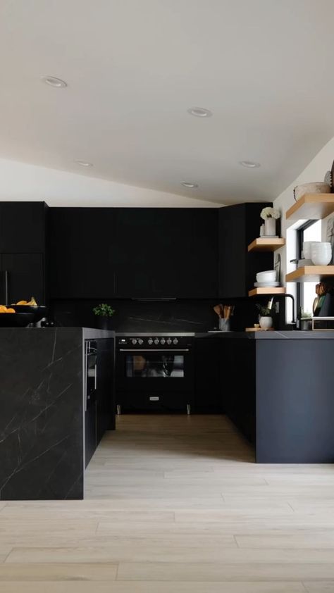 Black Kitchen Inspiration, Modern Open Kitchen, All Black Kitchen, Modern Industrial Kitchen, Modern Black Kitchen, Porcelain Countertops, Kitchen Island Decor, Minimalist Apartment, Kitchen Counter Decor