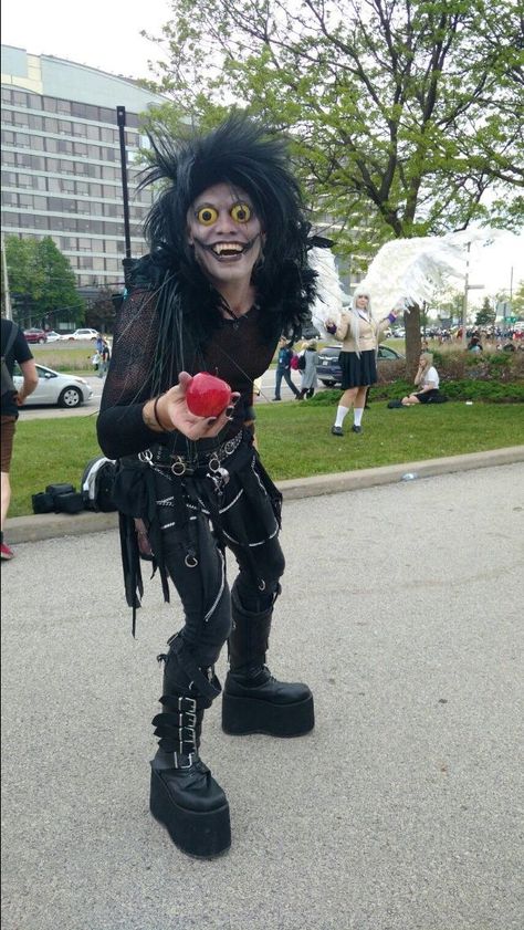 Ryuk Aesthetic, Weird Cosplay, Goofy Cosplay, Ryuk Cosplay, Bad Cosplay, Alice In Wonderland Drawings, Villain Costumes, Epic Cosplay, Weird Images