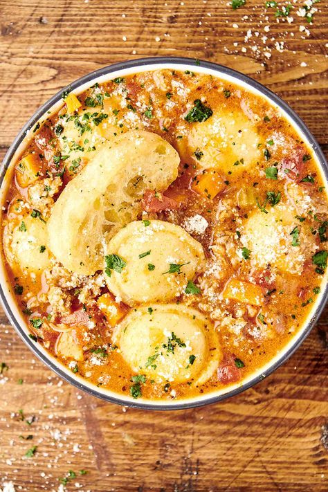 Ravioli Soup - Creamy One-Pot Soup Slow Cooker Ravioli Soup, Ravioli Soup Vegetarian, Creamy Ravioli Soup, Creamy Ravioli, Slow Cooker Ravioli, Ravioli Soup, Soup Vegetarian, Spinach Ravioli, Soup Creamy