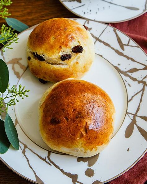 Sweet Paul Recipes, Cardamom Buns Recipe, Sweet Paul Magazine, Cardamom Buns, Norwegian Food, Biscuit Bread, Scandinavian Food, Bun Recipe, British Food