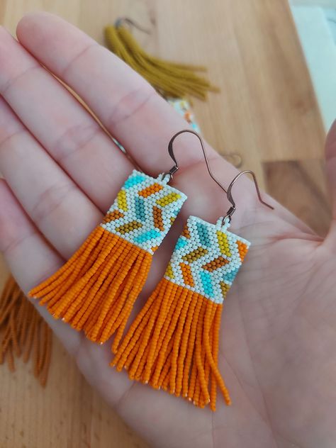 Colorful Geometric Pattern, Seed Bead Crafts, Beaded Earrings Native, Beaded Fringe Earrings, Loom Bracelet Patterns, Ankle Jewelry, Brick Stitch Earrings, Beaded Jewels, Earrings Colorful