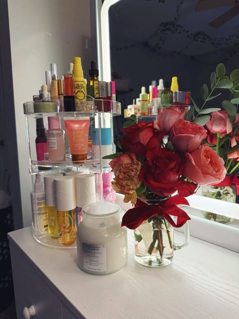 #vanitymirrorwithlights #vanity #floral #roses #flowers #vanitymakeup #candles #bedroom #inspiration Perfume Organization On Dresser, Candles Bedroom, Vanity Inspo, Perfumes And Lotions, Perfume Display, Perfume Jewelry, Perfume Organization, Room Redesign, Flowers Dried