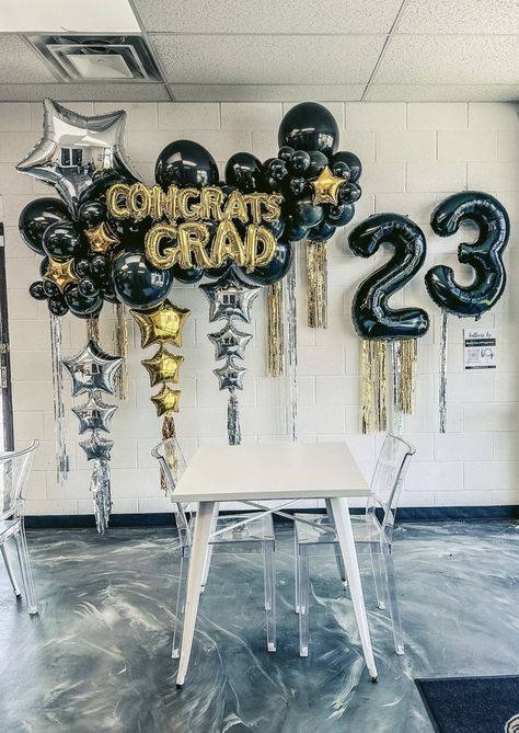 Graduation Decor Balloons, Grad Ballons Decor, College Graduation Balloon Ideas, Grad Balloon Ideas, Balloon Garland Graduation Party, Masculine Balloon Decor, Ballon Graduation Ideas, Balloon Graduation Decorations, Grad Party Balloons