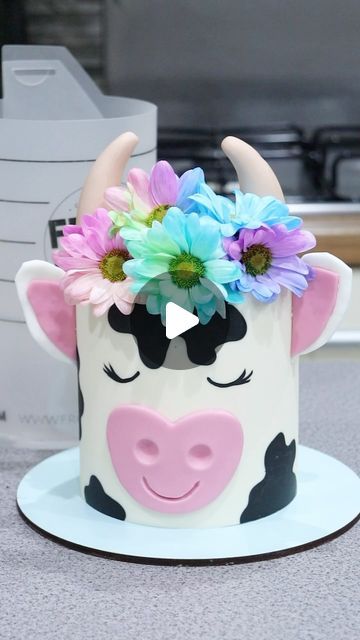 Diy Cow Cake, Cute Cow Cake, Cow Cake Ideas, Butter Ganache Recipe, Cake Cow, Frost Form, Cow Birthday Cake, Butter Ganache, Melted Candy