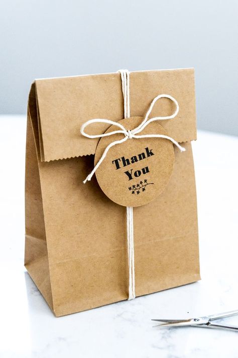 Free Printable Round Thank You Gift Tags Printed on Kraft Paper. Natural Gift Wrapping Paper Bag Decoration, Real Estate Marketing Gifts, Natural Gift Wrapping, Wine Bottle Gift Tags, Pretty Gift Wrapping Ideas, Bottle Gift Tags, Small Thank You Gift, Paper Bag Design, Faking It