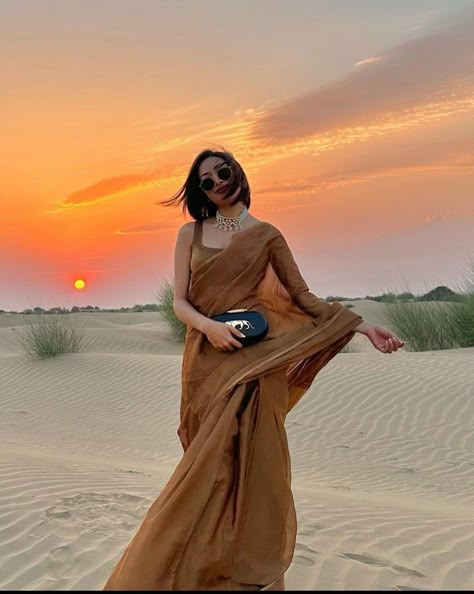 Saree Poses At Beach, Beach Pictures Poses Saree, Aesthetic Saari Poses, Aesthetic Sari Poses, Aesthetic Sari Photography, Isha Borah, Free Size Blouse, Saree Wearing Styles, Saree Wearing