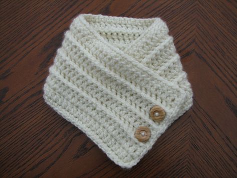 L'accroche laine - Tutoriel au crochet et plusieurs patrons gratuits: Cache cou Knit Doll Hat, Col Crochet, Poncho Crochet, Crochet Neck Warmer, Giraffe Crochet, Crochet Cowl, Crochet Poncho, Yarn Projects, Knitted Dolls