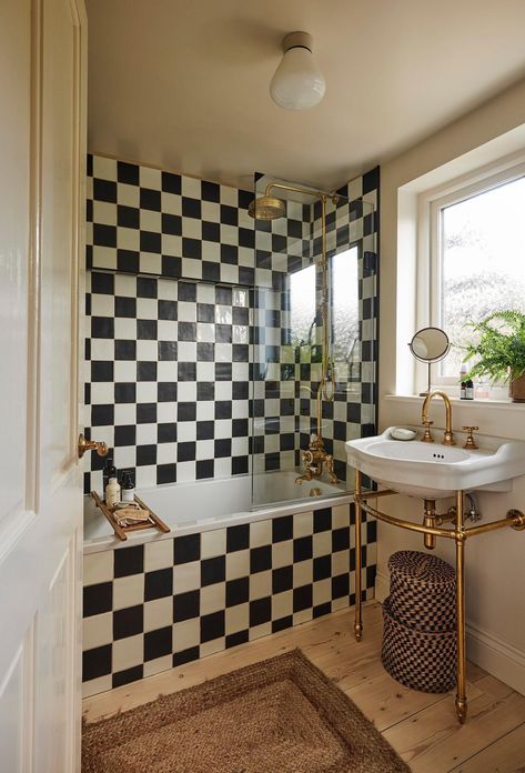 Domino Magazine Bathroom, Retro Bathroom, Domino Magazine, Retro Bathrooms, Bathroom Inspo, Vintage Interior, Bathroom Renovation, Interior Decor, Bathroom Decor