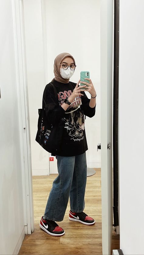 Streetwear hijab fashion, mirror selfie Streetwear Hijab, Fashion Mirror Selfie, Mix And Match Outfit, Stylish Outfits Casual, Muslimah Outfit, Casual Work Outfits Women, Muslim Fashion Hijab Outfits, Fashion Mirror, Casual Hijab Outfit