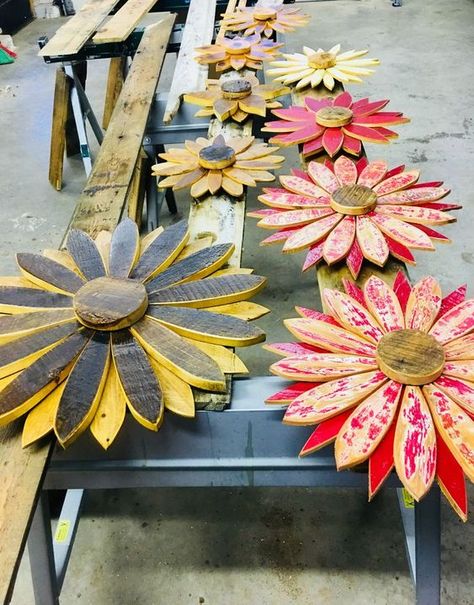 Wood Stakes Projects, Diy Patio Decorations, Spring Wood Art, Outdoor Wood Art, Diy Wooden Garden Decor, Wooden Flowers Diy Garden Art, Wood Lawn Decorations, Diy Wood Flowers, Wood Garden Art