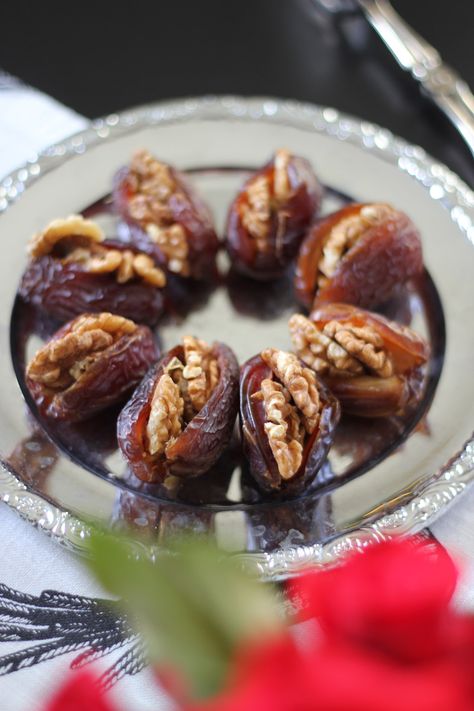 Walnut Stuffed Dates, Stuffed Medjool Dates, Dates Recipes, Vegan Afternoon Tea, Sugar Foods, Vegan Shortbread, Vegan Christmas Dinner, Dates Benefits, Easy Treats To Make