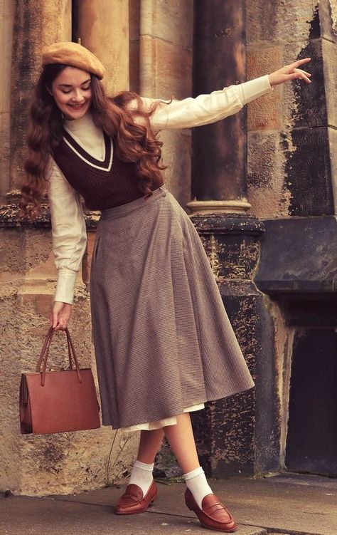 Silhouette Mode, Academia Outfits, Dark Academia Fashion, Academia Fashion, Look Retro, Retro Pin Up, Slow Fashion Brands, Vintage Inspired Outfits, Wool Skirt