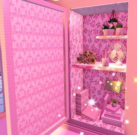 Rh Locker Ideas, Royale High Locker, Royale High Locker Ideas, Fairytale School, Rh Dorm, Locker Ideas, Rh Design, Rh Outfits, Locker Designs