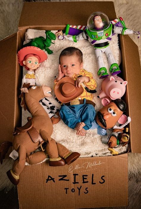 Unique Baby Photoshoot Ideas, Baby Photoshoot Ideas At Home, Photoshoot Ideas At Home, Baby Photoshoot Ideas, Corelle Dishes, Toy Story Baby, Foto Baby, Toy Story Birthday, Toy Story Party