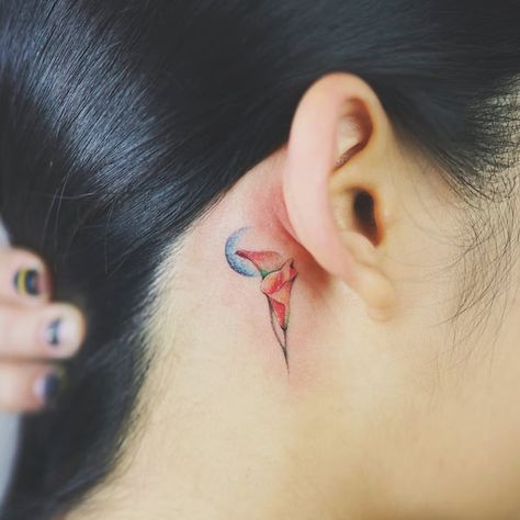 Calla Lily Tattoo Behind Ear, Lily Behind Ear Tattoo, Calla Lily Tattoo, Mini Tattoo Ideas, Tattoo Lily, Phenomenal Tattoo, Lily Tattoos, Hummingbird Tattoos, Behind The Ear Tattoo Ideas