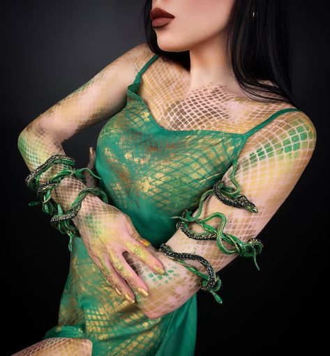 Snake Aesthetic Outfit, Halloween Snake Costume, Snake Outfit Aesthetic, Crocodile Costume Women, Snake Inspired Outfits, Snake Dress Outfit, Madussa Costumes, Snake Costume Womens, Snake Charmer Costume