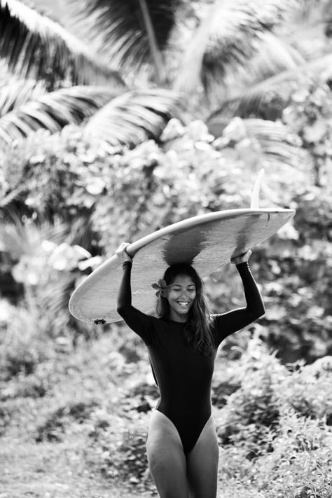 Surfing Pictures Instagram, Bali Surfing Aesthetic, Surf Photoshoot Ideas, Surf Photography Aesthetic, Surf Life Aesthetic, Surfer Photoshoot, Swimsuit Photoshoot Poses, Surf Editorial, Vintage Surf Aesthetic