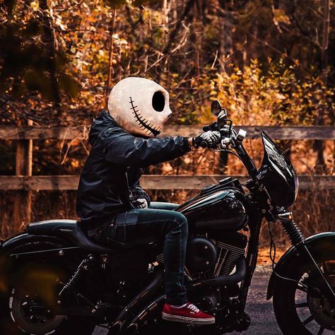 Arlen Ness Motorcycles on Instagram: “This is Halloween, this is Halloween! @iamstatice with the rad Halloween shot! 🏍 @stvn_dunn 📸 @iamstatice #arlenness #halloween…” Harley Davidson Halloween, Simpson Helmets, Halloween Shots, October Country, Touring Motorcycles, Motorcycle Photography, Super Glide, Its A Mans World, Iron Horse