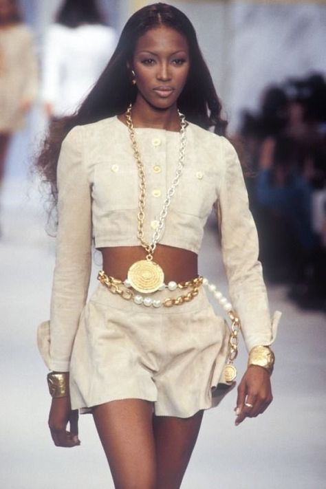 ✨ on Twitter: "naomi campbell’s 90s chanel looks… " 90s Chanel, 90s Runway Fashion, Runway Fashion Couture, Chanel Outfit, Original Supermodels, 90s Models, Model Walks, Model Inspo, Chanel Spring