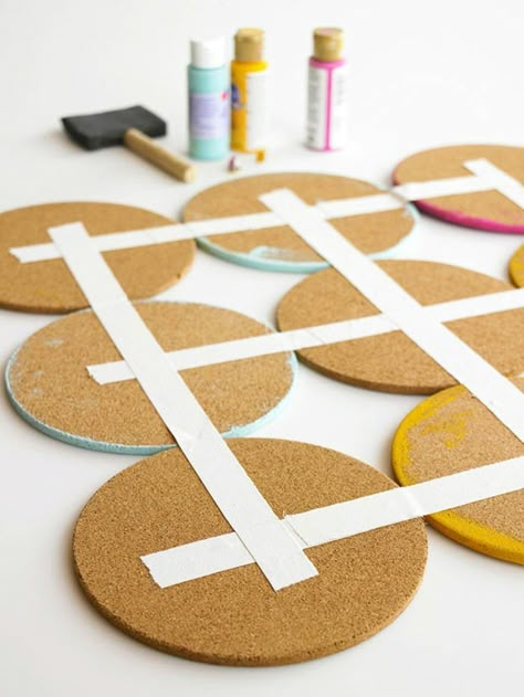 3-memoboard-selber-machen-schwammpinsel-acrylfarbe-korkwand-diy Make Your Own Pins, Cork Tiles, Cork Diy, Dollar Store Hacks, Memo Boards, Cork Crafts, Cork Coasters, Memo Board, Easy Home Decor