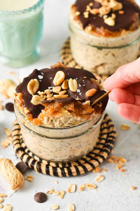 Snickers Oatmeal, Dates And Peanut Butter, Snickers Overnight Oats, Dates Peanut Butter, Snickers Protein, Overnight Porridge, Healthy Snack Packs, Oats Protein, Oatmeal Flavors