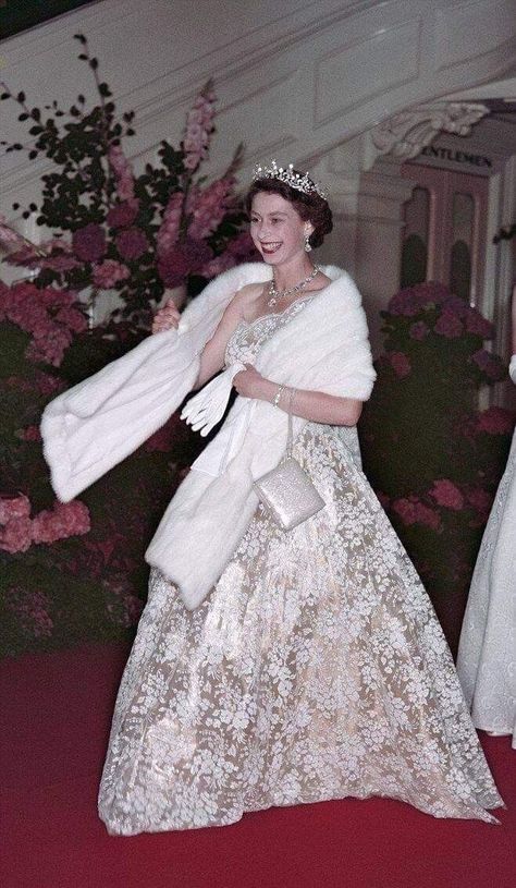 Regina Elisabetta Aesthetic, Queen Elizabeth White Dress, Queen Elizabeth Ii Dresses, Ratu Elizabeth, Queen Elizabeth Photos, Coronation Gown, Princesa Elizabeth, Young Queen Elizabeth, Rainha Elizabeth Ii