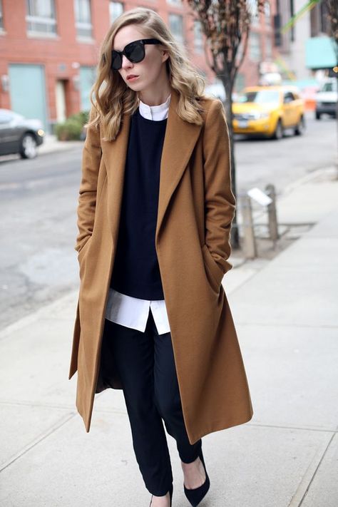 When I think about the key pieces that every woman (and man) should invest in, a camel coat is in my top three. In my opinion, it looks good on any complexion and instantly elevates any outfit. While Mantel Styling, Camel Coat Outfit, Stylish Winter Coats, Classic Coats, Outfit Trends, Camel Coat, Coat Outfits, 가을 패션, Fashion Mode