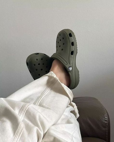 Khaki Crocs Outfit, Lynn Aesthetic, Green Ootd, Shoe List, Crocs Aesthetic, Crocs Outfit, Black Crocs, Fitness Fashion Outfits, Crocs Fashion