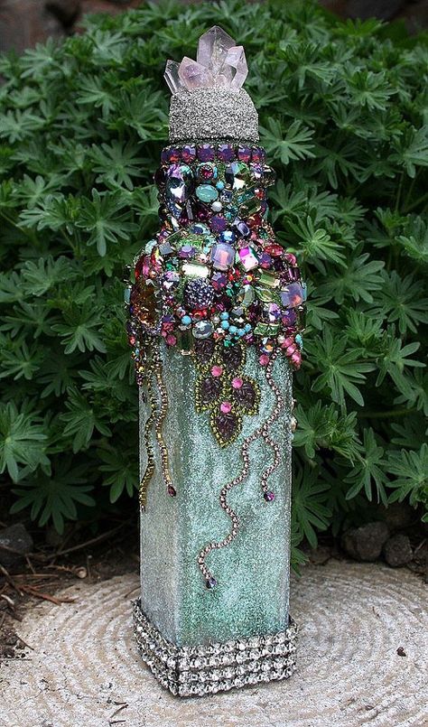 Decorated Bottles, Old Jewelry Crafts, Diy Glass Bottle Crafts, Wine Bottle Art, Glass Bottles Art, Wine Bottle Diy Crafts, Vintage Jewelry Crafts, Painted Wine Bottles, Vintage Jewelry Art