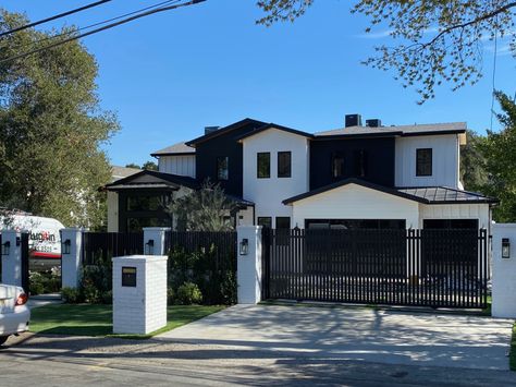 Pictures of James Charles’ $7 Million Encino House – DIRT Architectural Design House Plans, Architect Design House, Homes Luxury, Robb Report, Celebrity Homes, James Charles, Architecture Exterior, House Room, Celebrity Houses