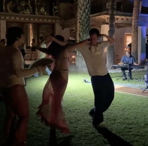 Dua Lipa Lifestyle, Dua Lipa And Boyfriend, Dua And Callum, Callum Turner Dua Lipa, Dua Lipa Callum Turner, Dua Lipa And Callum Turner, Callum Core, Dua Lipa Boyfriend, Dua Lipa Dancing