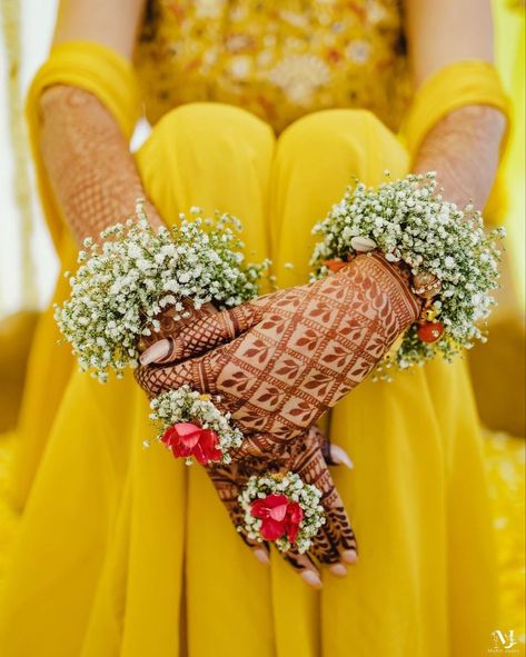 Haldi Photography Ideas, Haldi Look For Bride, Decoration Haldi, Mehendi Jewellery, Haldi Poses For Bride, Haldi Outfit For Bride, Mehendi Lehenga, Indian Romance, Haldi Photoshoot