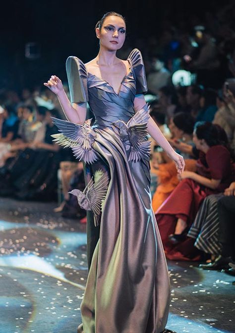 Cary Santiago, Filipiniana Dress, Fashion Fantasy, Fantasy Gowns, Couture Fashion, Runway Fashion, Pretty Outfits, High Fashion, Nice Dresses