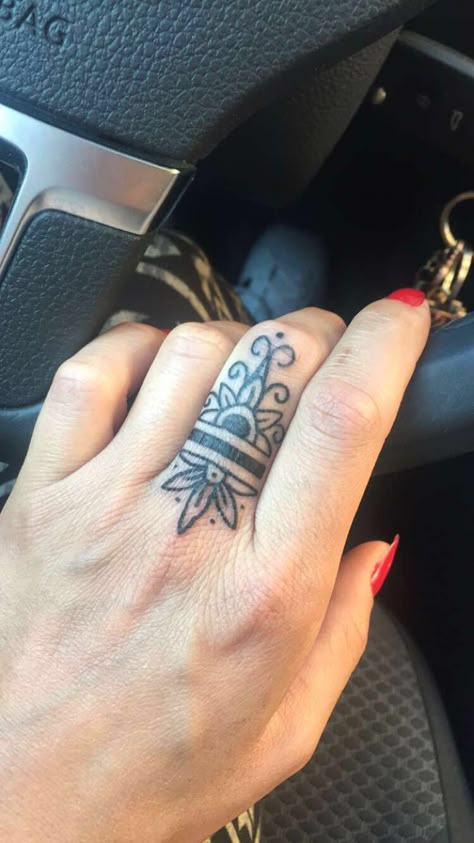 Ring Finger Cover Up Tattoo, Finger Tattoos Cover Up, Finger Cover Up Tattoos For Women, Knuckle Tattoo Ideas, Easy Tats, Fingers Tattoo, Finger Tattoo Ideas, Middle Finger Tattoos, Finger Tattoo For Women