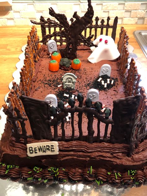 Graveyard Cake Birthday, Graveyard Cake, Deco Halloween, Halloween Food, Halloween Cakes, Graveyard, Halloween Treats, Cake Decorating, Birthday Cake