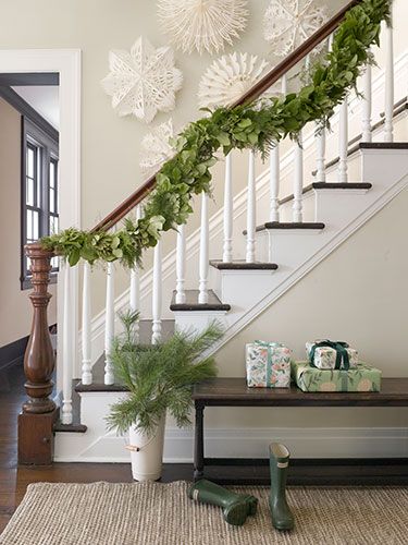 Instead of a single-note pine, this intricate garland incorporates fresh asparagus ferns and evergreen shrubs. Farmhouse Staircase Decor, Christmas Stairs Decorations, Staircase Decor Ideas, Christmas Staircase Decor, Christmas Stairs, Christmas Staircase, Christmas Tablescape, Navidad Diy, Christmas Decorations Rustic