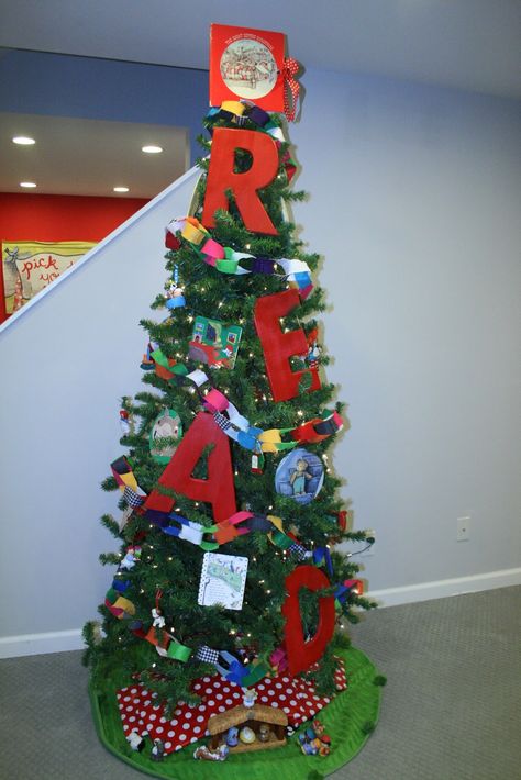 Book Themed Christmas Tree Ideas, Reading Christmas Tree, Book Theme Christmas Tree, Book Themed Christmas Tree, Christmas Book Display, Library Christmas Tree, Christmas Library Display, Library Tree, Storybook Forest