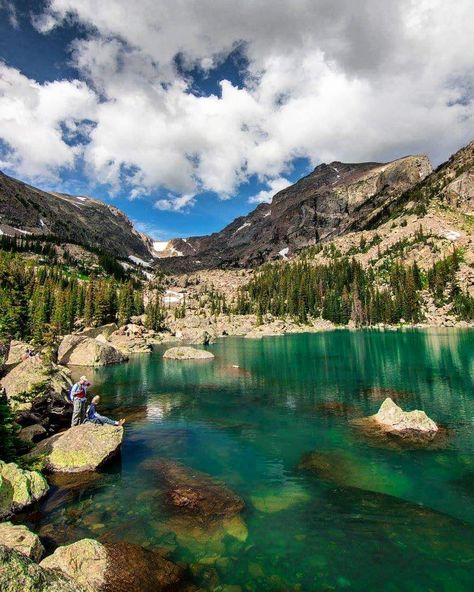 Lake Haiyaha In The Rocky Mountains Is An Enchanting Emerald Color - Narcity Emerald Lake Colorado, Lake Haiyaha, Colorado Lakes, West Coast Travel, Rocky Mountain National Park Colorado, Road Trip To Colorado, Colored Water, Colorado Adventures, Colorado Vacation