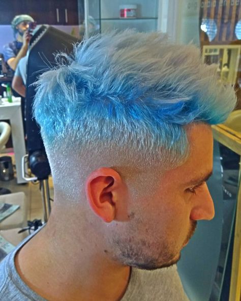 El cielo en tu cabello! Nuestro amigo se atevio! Y tú? Te atreves? 💙🌀🌈 #coloring #colorhair #whitehair #bluelagoon #bluecolor #mens #dare… Merman Hair, Ice Blue Hair, White Hair Men, Short Blue Hair, Dyed Hair Blue, White Hair Color, Mens Hair Colour, Root Color, Wavy Hair Men