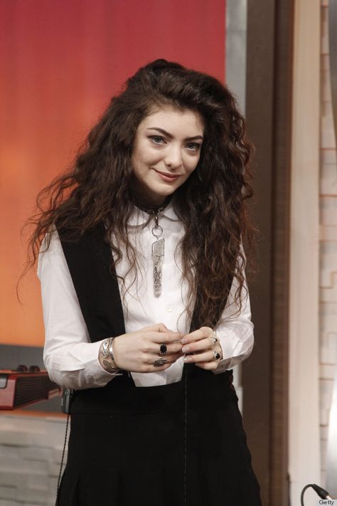 lorde Curly Hair Celebrities, Lorde Hair, Hair Icon, Lorde, Celebrity Look, Curly Hair Styles Naturally, Music Bands, Billie Eilish, Curly Hair