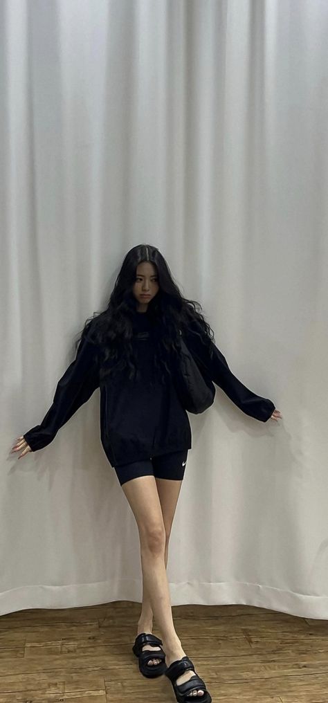 #yuna #itzy #wallpaper Yuna Itzy Style Outfit, Yuna Body Shape, Yuna Waist, Yuna Itzy Outfit, Yuna Outfit, Yuna Fashion, Miumiu Dress, Itzy Outfits, Yuna Wallpaper