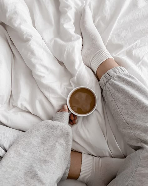 Hoodie In Bed Aesthetic, Coffee In Bed Photography Instagram, Bed With Coffee, Coffee Bed Aesthetic, Cozy In Bed Aesthetic, Bed Esthetics, Selfie In Bed Ideas, Aesthetic Bed Pictures, Insta Poses Photo Ideas At Home