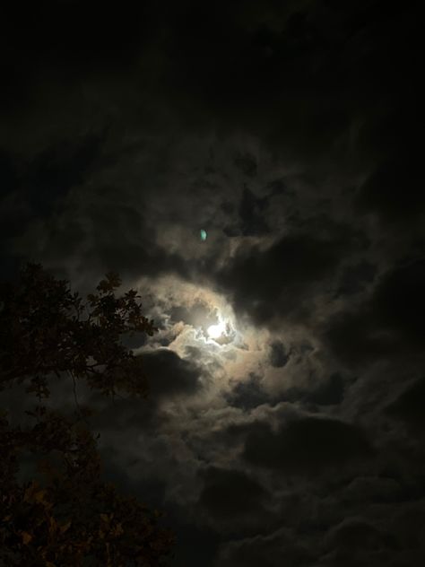 Cloudy Moon, Alex Core, Cloudy Night, Cloudy Nights, Pretty Views, Wish I Was There, Amazing Nature Photography, Night Night, Night Aesthetic