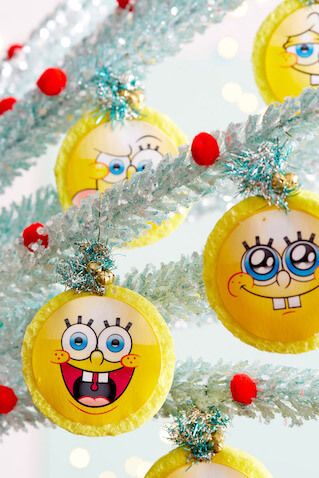 Adornos de Bob Esponja para decorar tu árbol de Navidad Spongebob Ornaments, Spongebob Ideas, Bulb Diy, Pineapple Tree, Character Ornaments, Spongebob Christmas, Cricut Ornaments, Pineapple Ornament, Spongebob Birthday Party