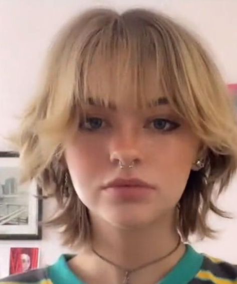 Medium Length Haircut Tomboy, Really Short Layered Hair, Short Fem Haircuts, Wolf Shag, Cool Short Haircuts, Messy Haircut, Short Grunge Hair, Hair Inspiration Short, Estilo Punk