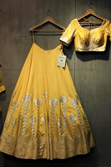 Gota Patti Blouse Design, Lehnga Choli Designs Weddings, Gotta Patti Work Embroidery, Gota Patti Blouse, Gotta Patti Lehenga, Gota Patti Lehenga, Designer Lehnga Choli, Lehengas Wedding, Gotta Patti Work